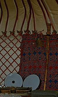 Bei Versammlungen zur Austreibung von b&ouml;sen Geistern und Krankheiten werden alte Instrumente gespielt und der Schamane beschw&ouml;rt die dunklen M&auml;chte. 